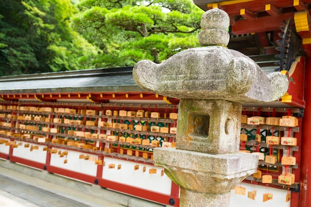 Foto japanse steenlantaarn in tempel