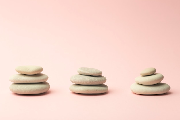 Japanse stenen (stenen torens) voor spa, meditatie en ontspanning op roze