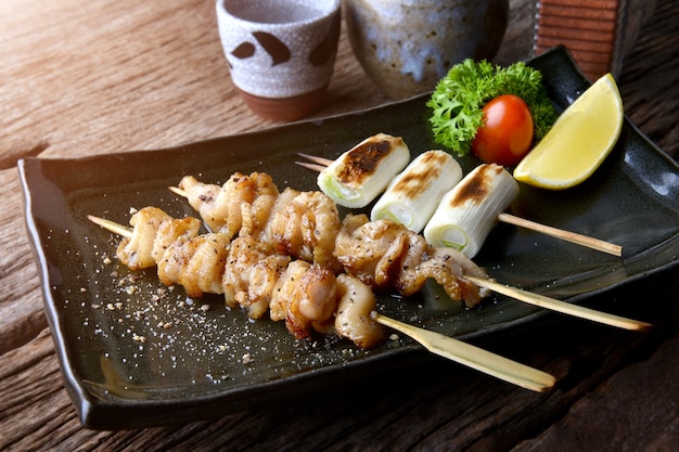 Japanse stijl spies gegrilde kip met zout en peper.