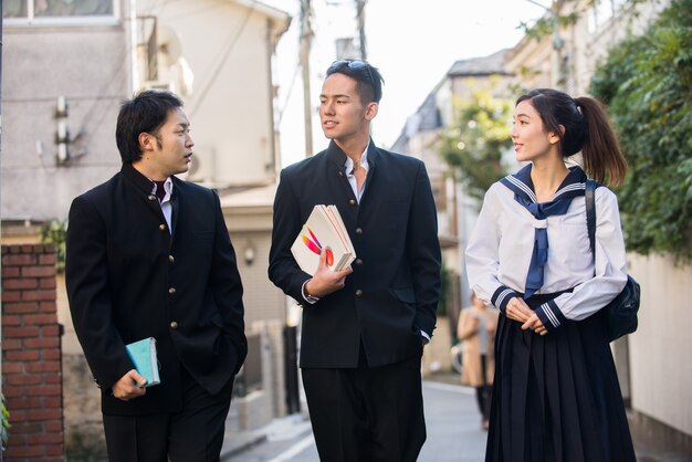 Japanse studenten ontmoeten elkaar buiten