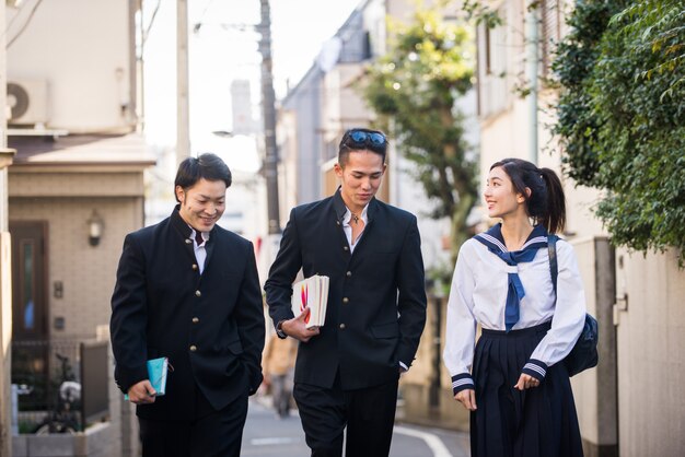 Japanse studenten ontmoeten elkaar buiten