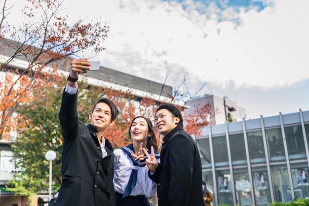 Japanse studenten ontmoeten elkaar buitenshuis