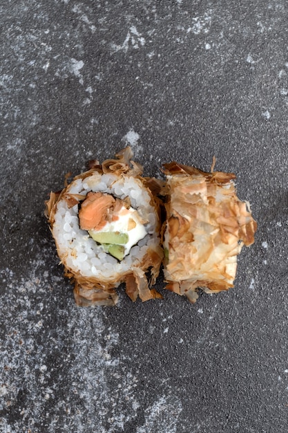 Japanse sushi Bonito op grijze betonnen achtergrond.