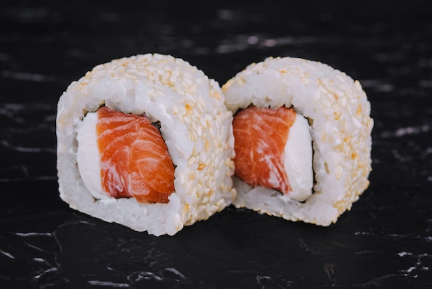 Japanse sushi rolletjes met zalm in rijst en sesam