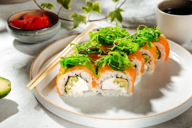 Japanse sushi rolletjes met zalm