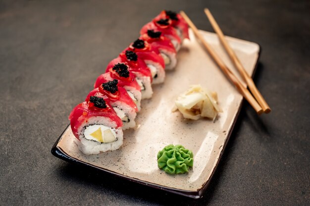 Japanse sushi rolt op een stenen achtergrond