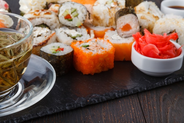 Japanse sushi set met groene thee klaar om te serveren