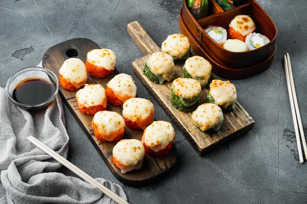 Japanse sushibroodjes genaamd baked ebi met wasabi en zalmvissen op grijze stenen achtergrond