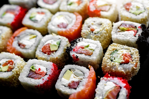 Japanse sushibroodjes. Zijaanzicht van de close-up.