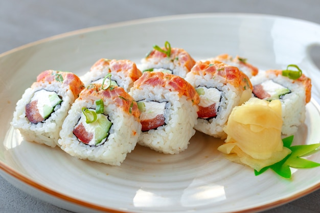 Japanse sushirol met zalm op bord