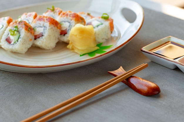 Japanse sushirol met zalm op bord