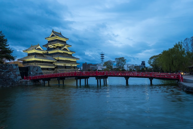 Japanse tempel in een natuurlijk landschap