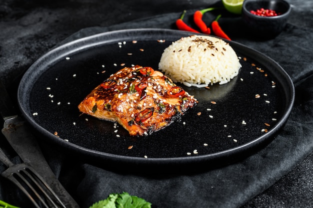 Japanse teriyaki gegrilde zalmfilet geglazuurd in heerlijke saus met een bijgerecht van rijst.