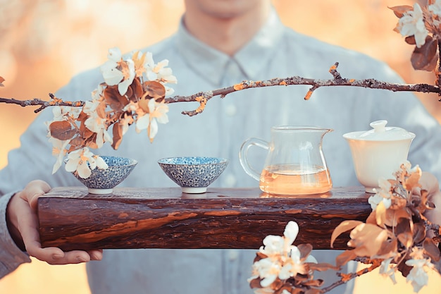 Japanse theeceremonie in de lentetuin, aroma kersenbloesem sakura in azië