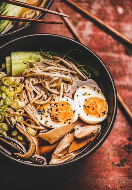 Japanse traditionele Ramen-soepkom met kip en shiitake-paddenstoelen