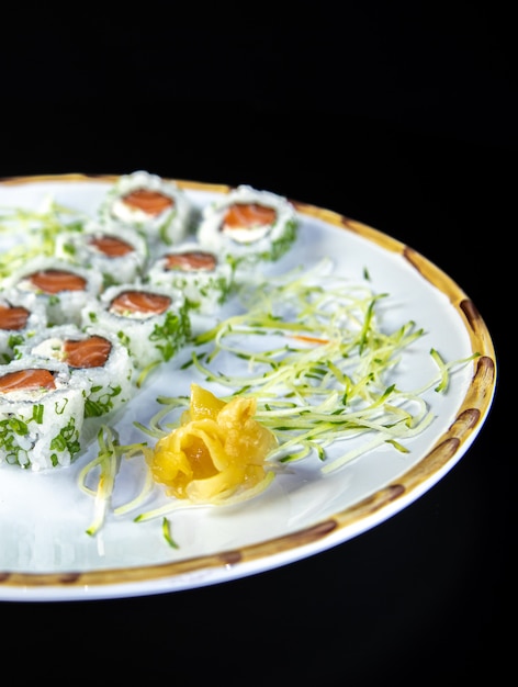 Japanse uramakisushi van de voedsel heerlijke zalm met rijst