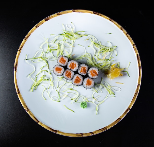 Japanse uramakisushi van de voedsel heerlijke zalm met rijst