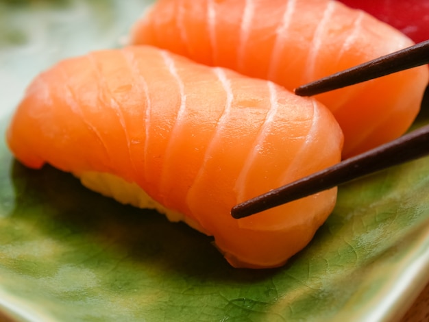 Japanse voedselzalm en tonijnsushi heerlijk