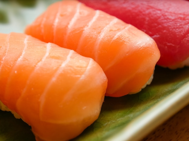 Japanse voedselzalm en tonijnsushi heerlijk