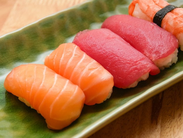 Japanse voedselzalm en tonijnsushi heerlijk