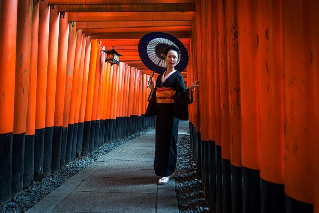 Japanse vrouw bij Fushimi Inari-schrijn