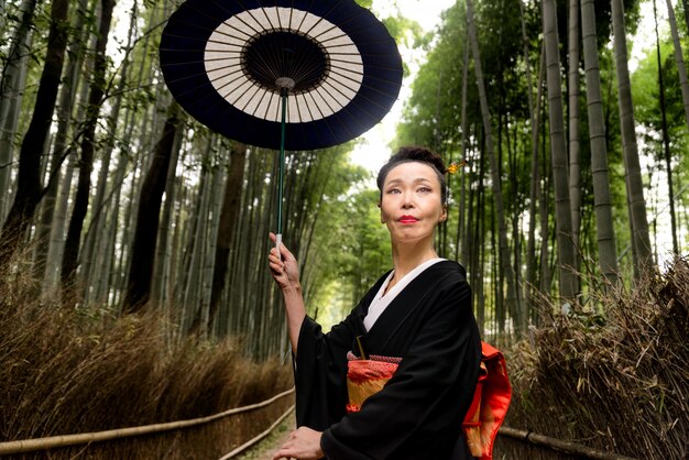 Japanse vrouw met kimono in Arashiyama bamboebos