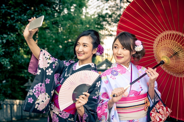 Japanse vrouwen met kimono wandelen in Tokio