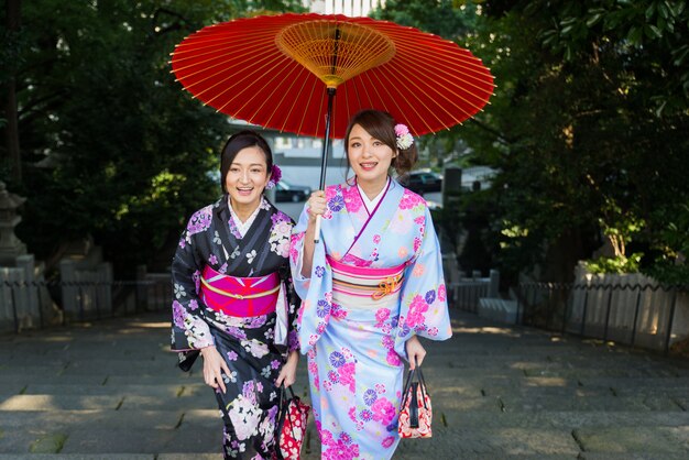 Japanse vrouwen met kimono wandelen in Tokio