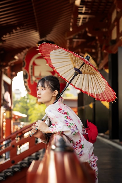 Foto japanse wagasa-paraplu geholpen door jonge vrouw