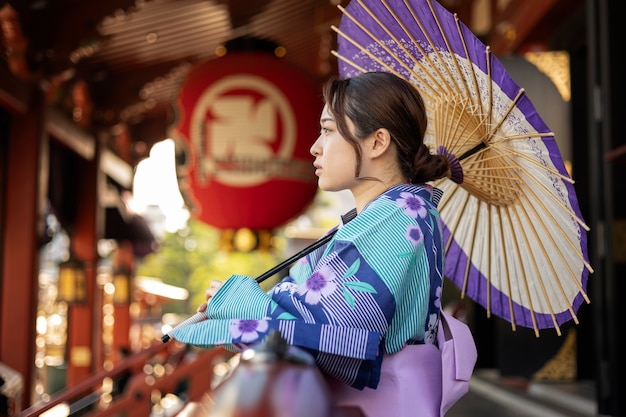 Foto japanse wagasa-paraplu geholpen door jonge vrouw