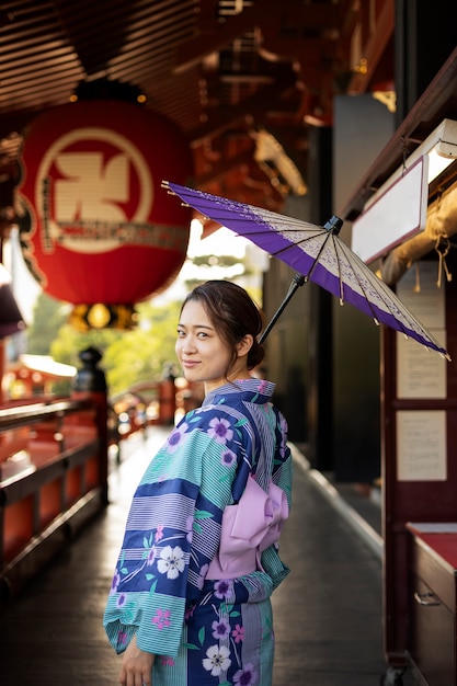 Foto japanse wagasa-paraplu geholpen door jonge vrouw