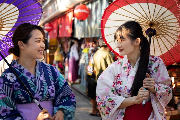 Foto japanse wagasa-paraplu geholpen door jonge vrouw