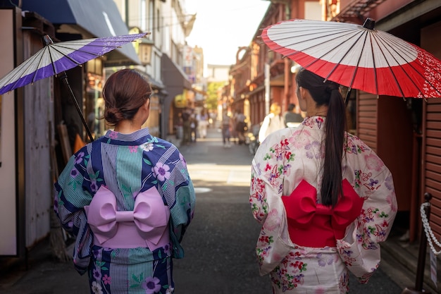 Foto japanse wagasa-paraplu geholpen door jonge vrouw