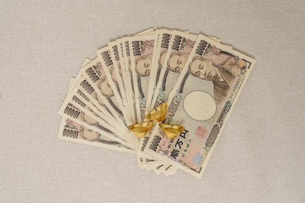 Foto japanse yen-bankbiljettenstapel en goud duizend yen-geld japan-contanten recessie economie inflatie investeringsfinanciering en spaarconcepten