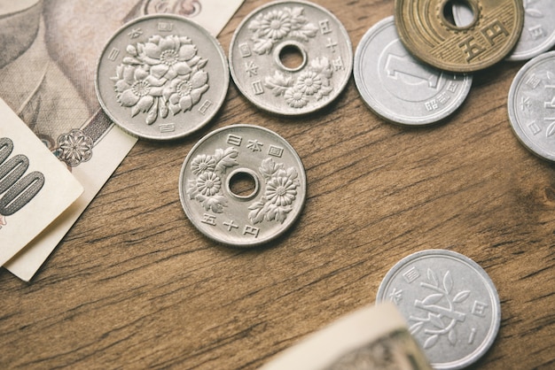 Japanse yen geld rekeningen en munten op houten tafel