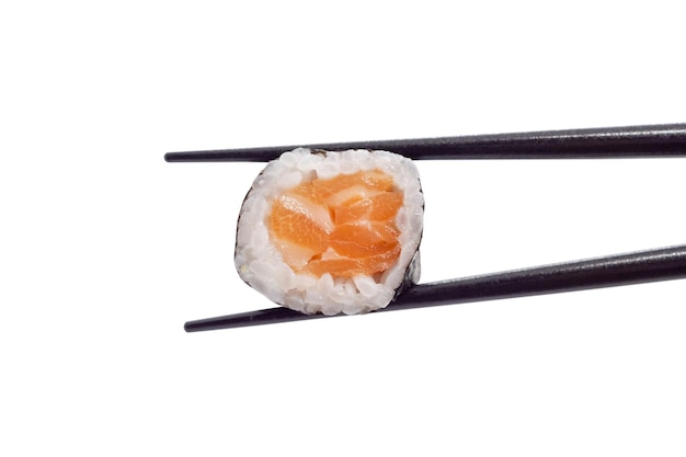 Japanse zalm maki sushi roll met stokjes geïsoleerd op een witte achtergrond met uitknippad