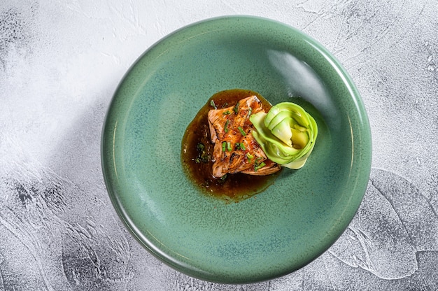 Japanse zalmvisfilet geglazuurd in teriyakisaus met avocado