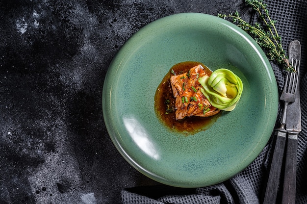 Japanse zalmvisfilet geglazuurd in teriyakisaus met avocado