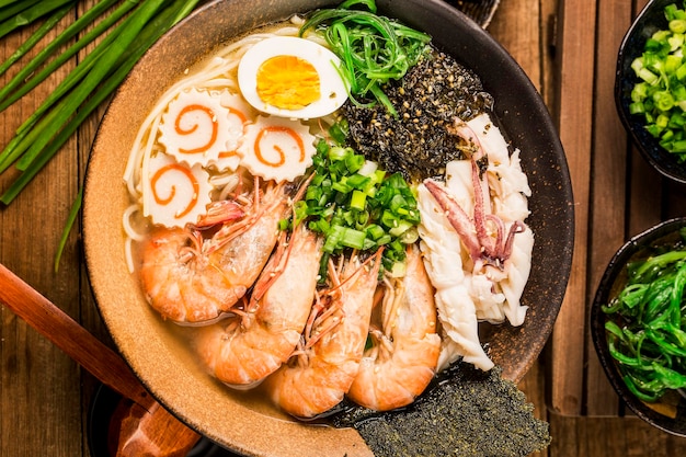 Japanse zeevruchten ramen met inktvissaus