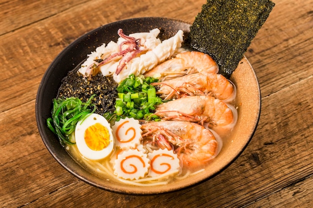 Japanse Zeevruchten Ramen met inktvissaus