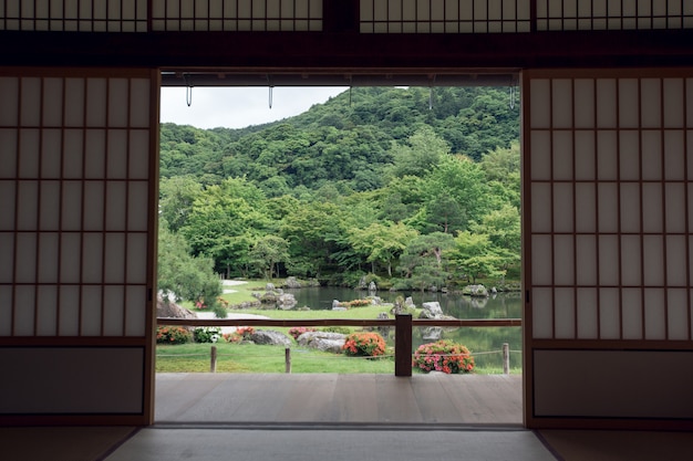 Japanse zen stenen tuin met groene esdoorn bladeren film vintage stijl