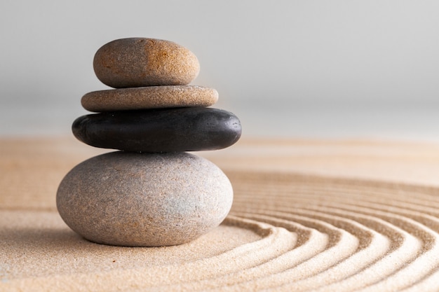 Japanse zen-tuin met steen in geharkt zand