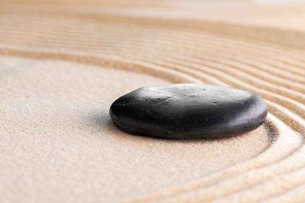 Japanse zen-tuin met steen in geharkt zand