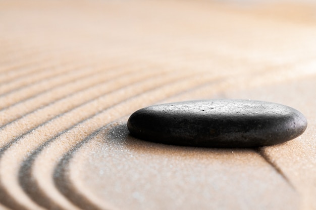 Foto japanse zen-tuin met steen in geharkt zand