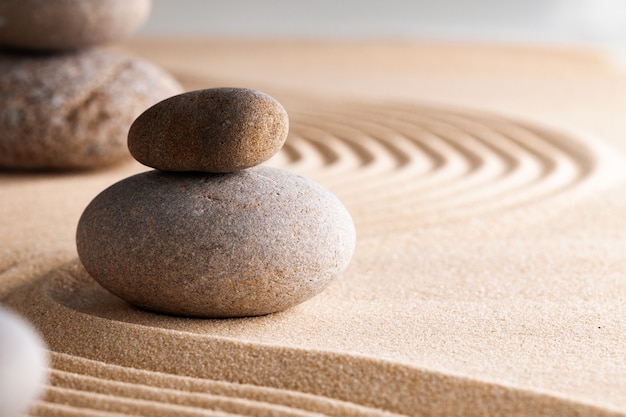 Japanse zen-tuin met steen in geharkt zand