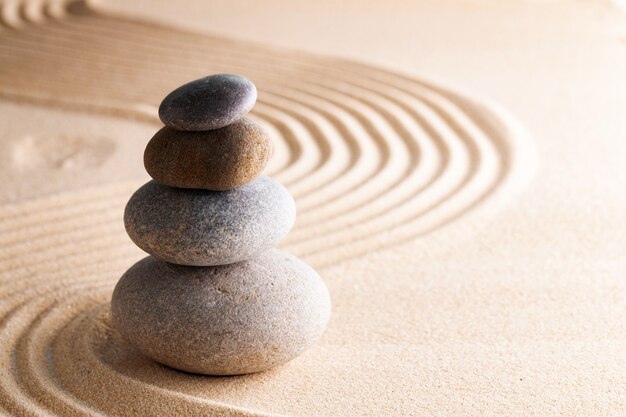 Japanse zen-tuin met steen in geharkt zand