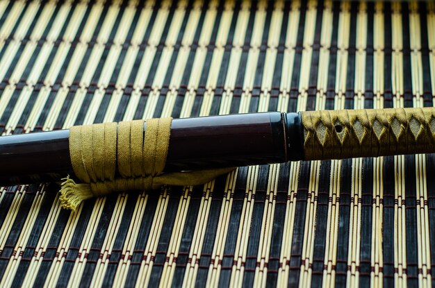 Japanse zwaard katana op bamboe mat