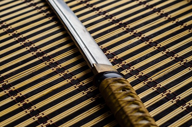 Japanse zwaard katana op bamboe mat