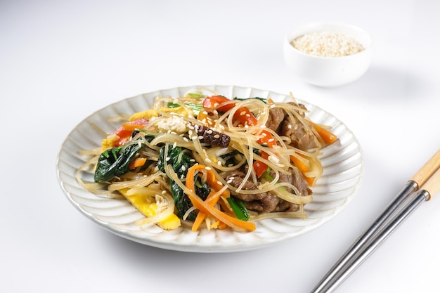 Japchae is gewokte Koreaanse vermicelli noedels met groenten en plakjes rundvlees.