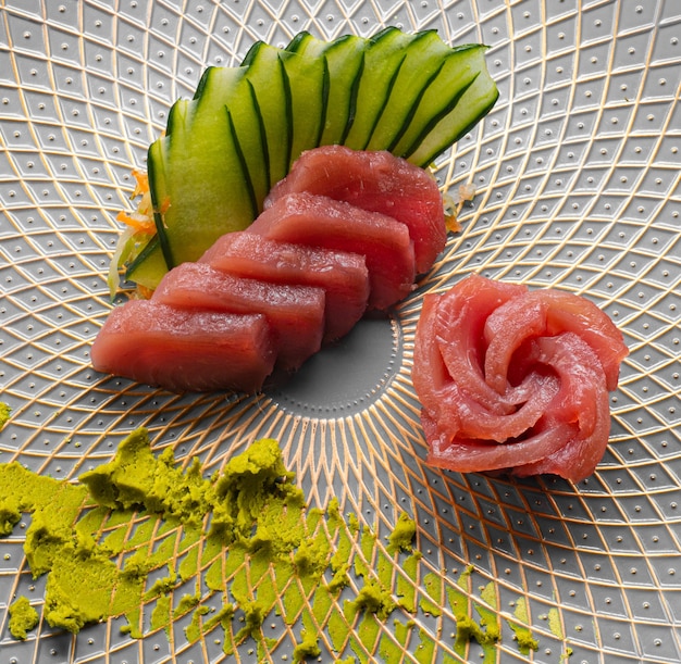 Cibo giapponese. sashimi di tonno con wasabi servito in un piatto orientale.